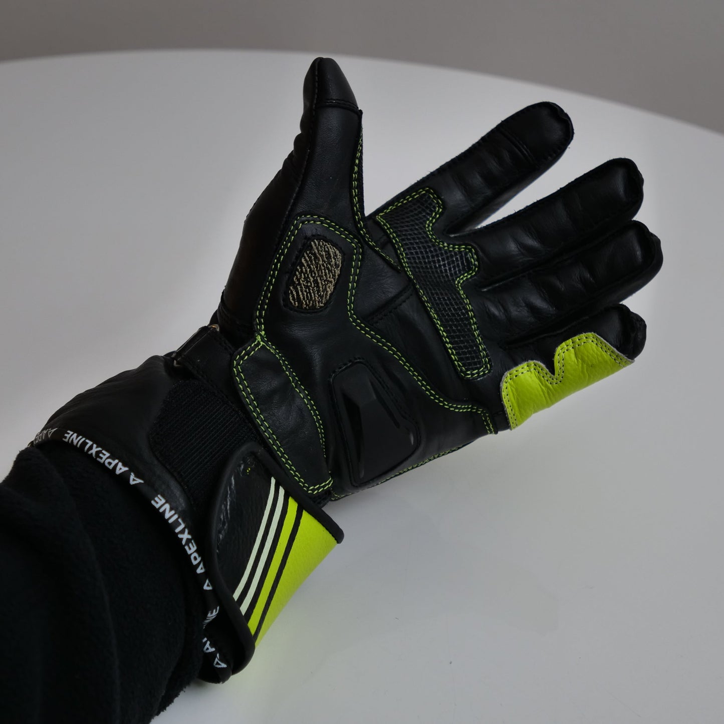 Detailansicht der Innenhand mit doppellagigem Schafleder, TPU-Schutz und rutschhemmenden Zonen.