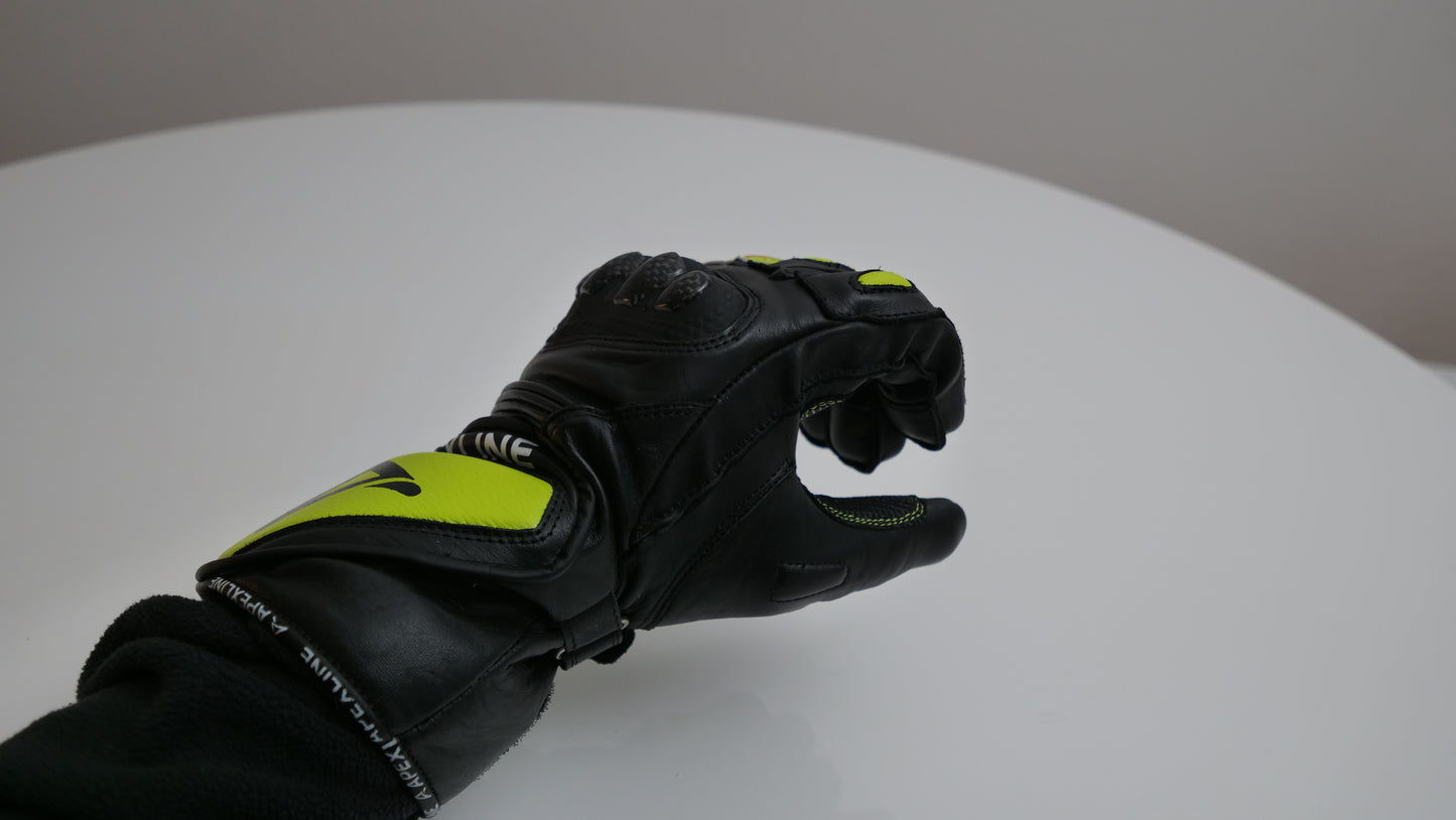 Seitliche Perspektive des APEXLINE-Handschuhs in Fahrposition, zeigt Flexzonen und Griffergonomie.