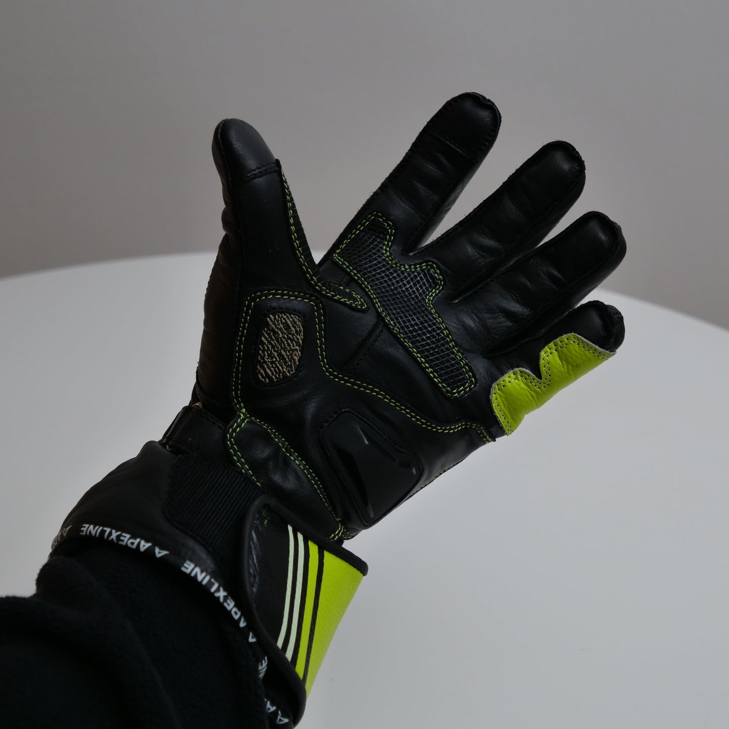 Innenansicht des Handschuhs mit Fokus auf Handballenpolsterung und Sicherheitsnähte.